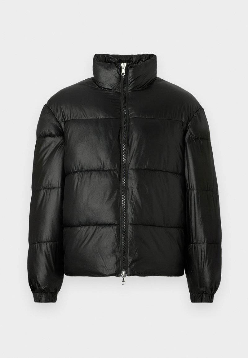 Czarna kurtka puchowa z wysokim kołnierzem, zapięciem na zamek błyskawiczny z przodu, pikowanym wzorem, elastycznymi mankietami oraz błyszczącym, gładkim wykończeniem materiału.