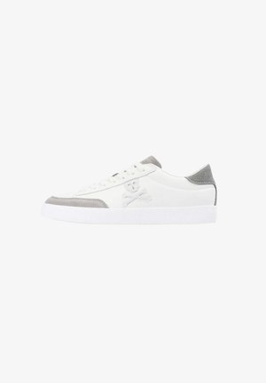 Zapatillas blancas de cuero con detalles en ante gris, puntera redonda, suela plana y logo bordado de calavera y tibias en el lateral.