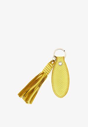 Portachiavi in pelle gialla con anello metallico e lungo nappa attaccata, con una piccola etichetta circolare.