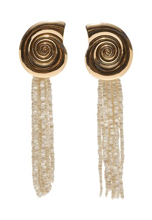 Złote kolczyki spiralne z wieloma pasmami małych białych koralików zwisających z każdej podstawy spirali.