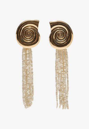 Goldfarbene Spiralohringe mit mehreren Strängen kleiner weißer Perlen, die von jeder Spiralbasis hängen.
