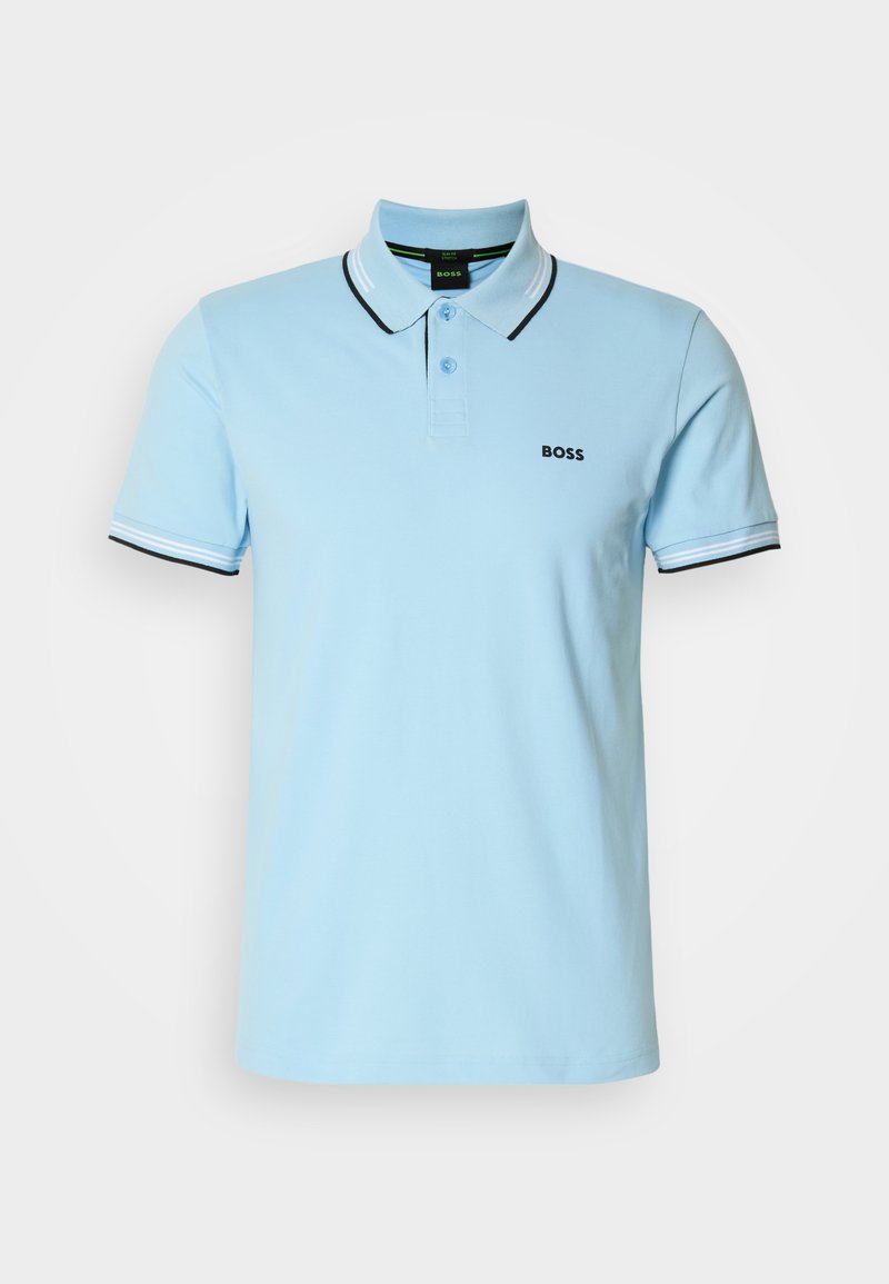 Polo shirt bleu clair en coton, avec un col classique, une patte de boutonnage à deux boutons et des accents de rayures contrastantes noir et blanc sur les manches.