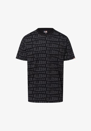 Zwart t-shirt met korte mouwen, voorzien van een herhaald grijs "ELLESSE" logo-patroon. De stof lijkt glad en heeft een klassiek crew neck ontwerp.