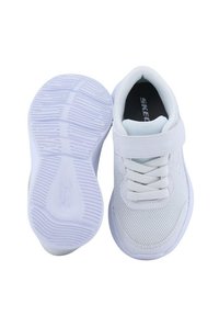 Zapatillas deportivas de malla blanca con un collar acolchado, cierre de cordones en la parte delantera y una correa de velcro. Suela blanca texturizada con un patrón para agarre.