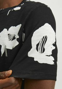 Jack & Jones PREMIUM ALL OVER RUNDHALS - T-shirt med print - black onyx