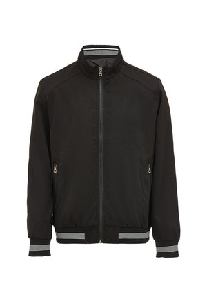 Schwarze Bomberjacke mit Reißverschluss vorne, Seitentaschen, gerippten Bündchen und Saum mit weißen Streifen sowie Stehkragen. Glatte Stofftextur.