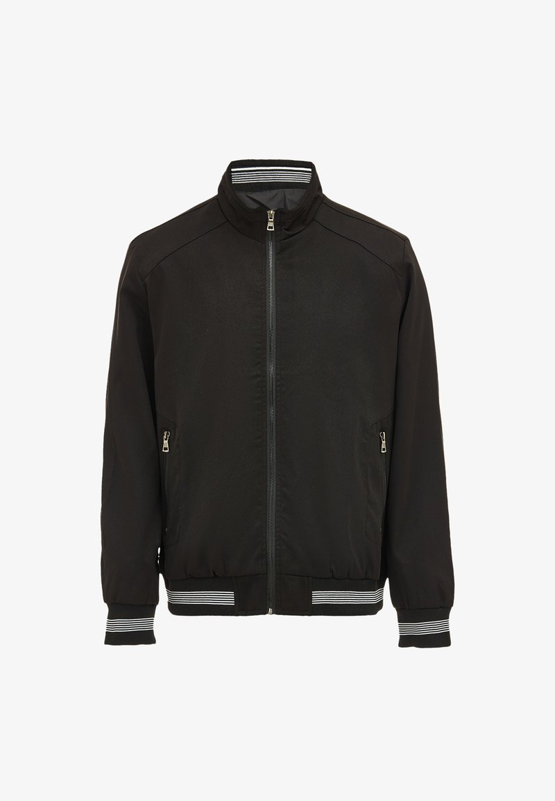 Czarna kurtka bombowiec z zamkiem z przodu, bocznymi kieszeniami, prążkowanymi mankietami i dołem z białymi paskami oraz stójką. Gładka tekstura materiału.