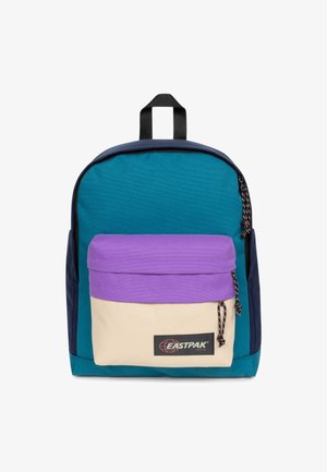 Reppu, jossa on teal-värinen runko, violetti etutasku ja vaaleanruskea pohja. Varustettu mustilla vetoketjuilla ja ylhäällä kantokahvalla. Eastpak-logo edessä.