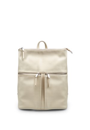 Zaino in pelle beige con una cerniera superiore, due cerniere orizzontali frontali e una maniglia superiore su sfondo bianco.