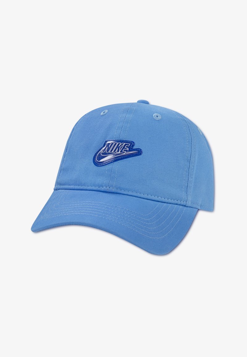 Gorra de algodón azul con visera curvada, presenta un logo azul de Nike en relieve en el frente y ojales de ventilación en la corona.