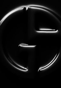 Schwarz gestaltetes Logo mit einem stilisierten Buchstaben 'G', der glatte, glänzende Oberflächen und subtile Highlights aufweist, vor einem dunklen Hintergrund.