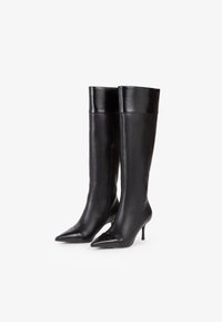 Stivali alti in pelle nera fino al ginocchio con punta affusolata, design elegante e zip laterale, dotati di un sottile tacco a stiletto. Texture lucida e liscia.