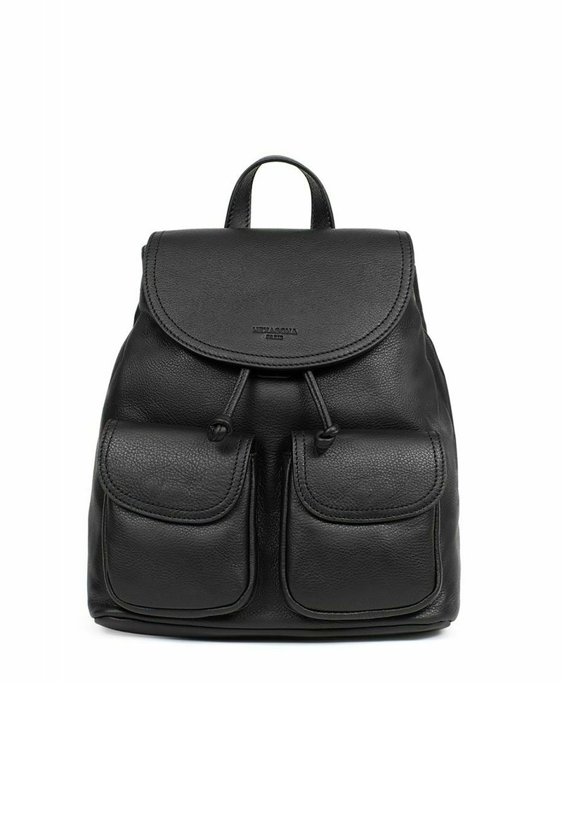 Zaino in pelle nera con patta arrotondata e due tasche frontali, dotato di manico superiore e spallacci regolabili, superficie texture.