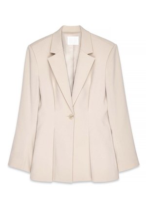 Blazer beige con hombros estructurados, cierre de un solo botón y pliegues en el frente. Tejido suave y corte entallado.