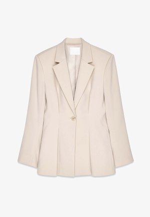 Blazer beige avec des épaules structurées, fermeture à un bouton et plis à l'avant. Tissu lisse et coupe cintrée.