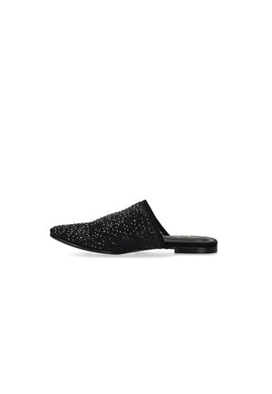 Mule noire à bout pointu, à enfiler, décorée de sequins noirs et de petites perles, semelle plate et talon ouvert.