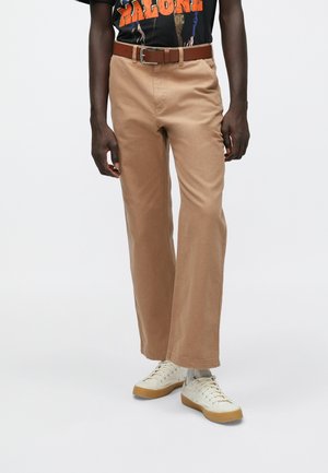 Asztalos farmerek - camel hair