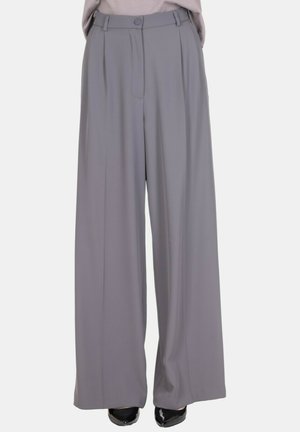 Pantaloni a gamba larga in tessuto grigio chiaro, con pieghe, chiusura con bottone e una texture liscia e fluida. Adatti a diverse occasioni.