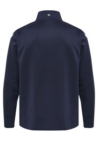Camicia a maniche lunghe blu navy con colletto a stand-up, caratterizzata da un logo discreto sul retro e dettagli di cucitura minimali. Tessuto liscio.