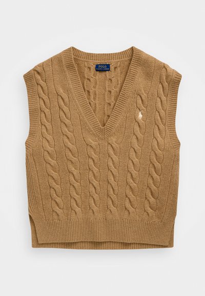 Tan strikket ermeløs vest med V-hals, med et kabelstrikkemønster og en liten brodert logo foran.