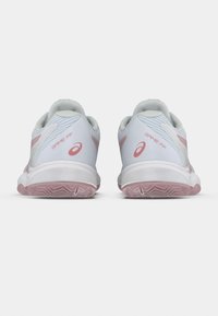 Άσπρα αθλητικά παπούτσια με ροζ λεπτομέρειες, με επάνω μέρος από δίχτυ, επενδυμένη φτέρνα και εξωτερική σόλα από υφασμένο καουτσούκ. Ορατή η επωνυμία "GAME FF".