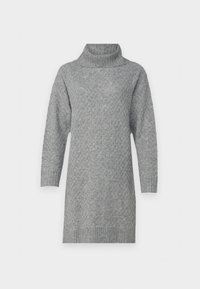 Robe en maille grise à col roulé avec des manches trois-quarts, présentant un motif en losanges texturé et des poignets et ourlet côtelés.