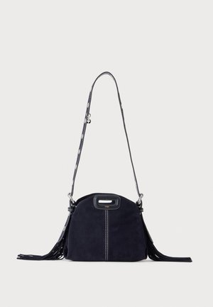 Sac à main en daim bleu foncé avec des coutures blanches, une poignée découpée, une bandoulière à motif et de longues franges des deux côtés.