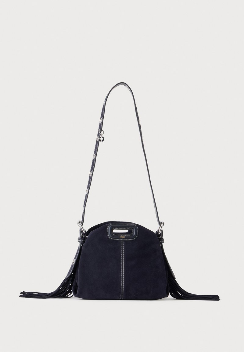 Sac à main en daim bleu foncé avec des coutures blanches, une poignée découpée, une bandoulière à motif et de longues franges des deux côtés.