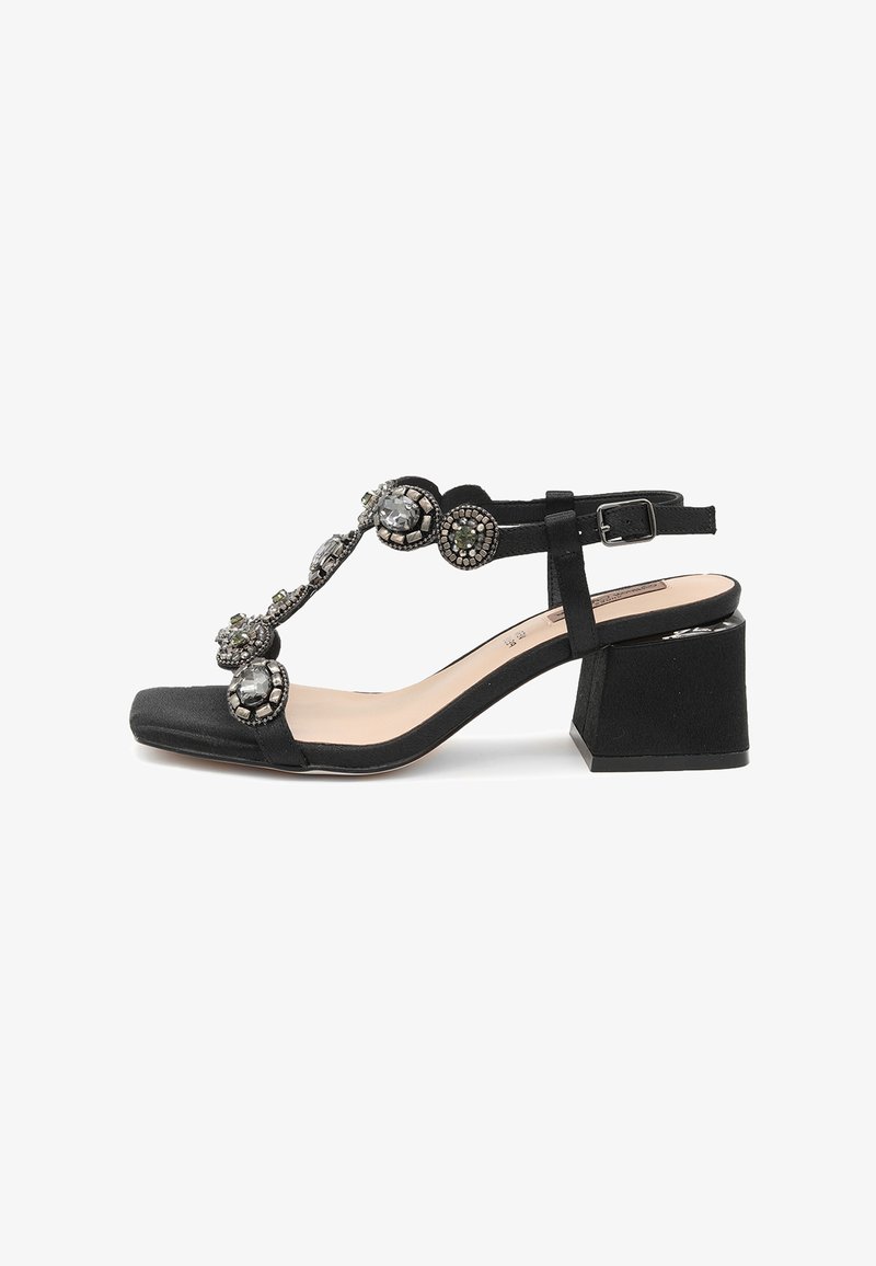 Sandal con tacco nero, con punta quadrata, tessuto texturizzato, cinturino regolabile e pietre decorative lungo la parte superiore. Design con tacco a blocco.