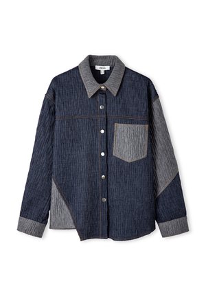 Camicia di denim stropicciata con un corpo blu scuro, accentuazioni grigie e taschino sul petto. Rifinita con bottoni metallici e colletto ben definito.