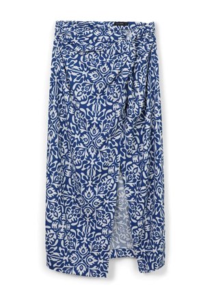 Blauer Rock mit Muster, der weiße florale und geometrische Designs zeigt, aus leichtem Stoff mit einem drapierten Schnitt und seitlichem Schlitz gefertigt.