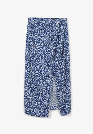 Blauer Rock mit Muster, der weiße florale und geometrische Designs zeigt, aus leichtem Stoff mit einem drapierten Schnitt und seitlichem Schlitz gefertigt.