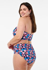 Ziedu bikini komplekts melnā krāsā ar rozā un zilu ziedu rakstu. Bezplecu topiņš ar augsto jostasvietu. Gluda auduma, elastīga piegriezuma.