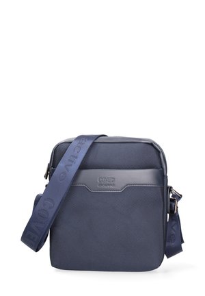 Borsa a tracolla blu navy con tessuto strutturato, tracolla regolabile e patch con logo "COMERi active" sul davanti.