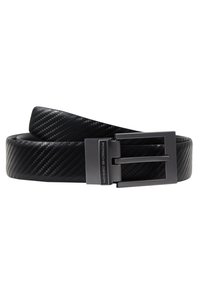 Ceinture en cuir noir avec une texture en fibre de carbone, dotée d'une boucle métallique noire gravée "Porsche Design." Design lisse et plat.