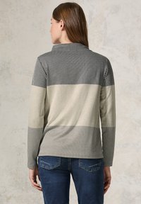 Gestreepte longsleeve top met kleurblokontwerp in donkergrijs, lichtgrijs en beige. Zachte stof met een ontspannen pasvorm en ronde kraag.