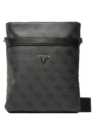 Borsa a tracolla nera in materiale sintetico con superficie testurizzata, dotata di una tasca con zip frontale, accentuata da un logo argentato e una tracolla regolabile.