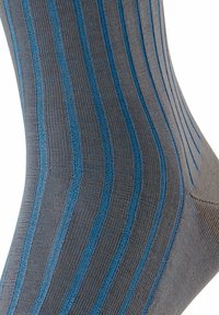 Gestreifte Socke mit abwechselnd grauen und blauen Linien, die Textur und Muster in einer Nahaufnahme hervorheben.