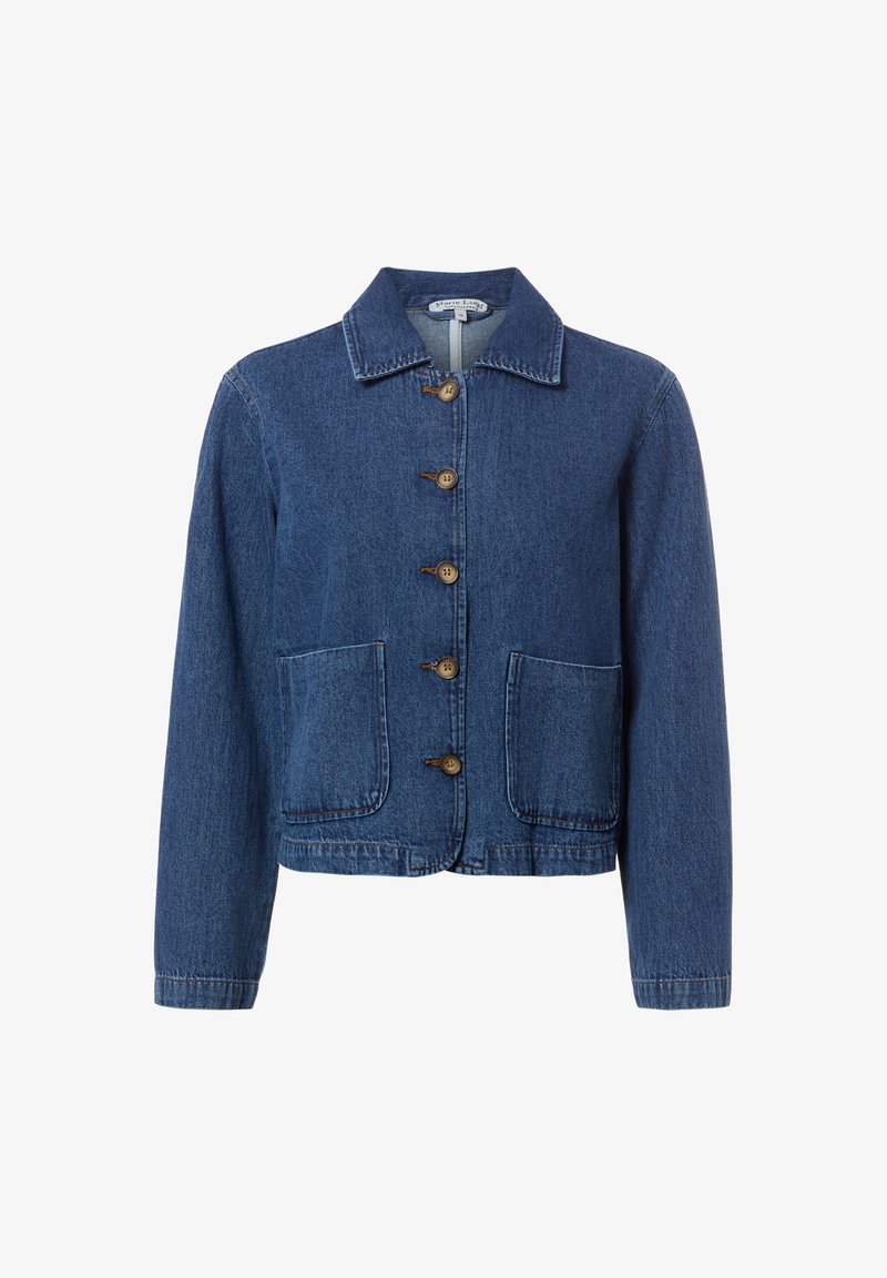 Blaue Jeansjacke mit langen Ärmeln, fünf braunen Knöpfen auf der Vorderseite, zwei großen Fronttaschen und spitzem Kragen.