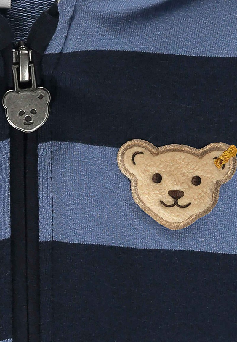 Kinder Jacken | Steiff LET´S PLAY MIT STREIFEN UND MOTIVBÄR Sweatjacke bijou blue/hellblau - RU06951 Kinder Jacken | Steiff LET´S PLAY MIT STREIFEN UND MOTIVBÄR Sweatjacke bijou blue/hellblau - RU06951