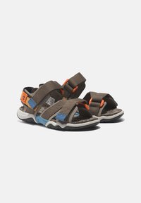 Bruna tygsandaler med justerbara remmar i orange och blåa accenter, slitstark strukturerad sula, öppen tå-design, lämpliga för utomhusbruk.