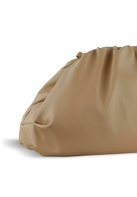 Bolso de cuero beige suave con forma redondeada, parte superior recogida y textura lisa. Los detalles laterales presentan costuras sutiles y una base plana.