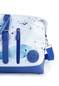 Dome-förmige Tasche aus wasserfestem Material in Weiß und Blau. Mit Spritzerdesign, Fischillustration, blauer Reißverschluss und blauem, strukturiertem Logopatch.