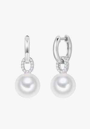 Orecchini a cerchio in argento con piccoli anelli ovali incastonati di diamanti, ciascuno con una grande perla bianca rotonda sospesa.