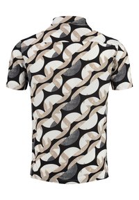 Camisa de manga corta con un patrón geométrico en negro, blanco y beige. Presenta un cuello clásico y una textura suave de tela.
