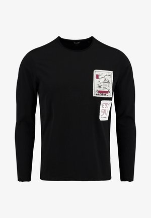 Schwarzes Langarm-T-Shirt aus Baumwolle mit aufgedruckten Patches in Weiß und Bordeaux mit verschiedenen Designs im Brustbereich.