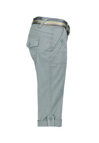 Lichtgroene katoen cropped broek met een knoopsluiting, zijzak en opgerolde zoom, aangevuld met een grijs en geel gestreepte riem.