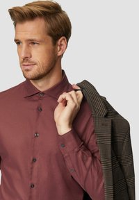 s.Oliver BLACK LABEL TAILORED FIT FEIN STRUKTURIERTES AUS COMFORT STRETCH - Businesshemd - bordeaux