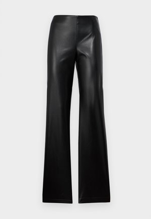 Pantaloni flared din piele neagră cu o textură netedă, având un talie înaltă și un design simplu, îngustându-se în partea de sus și lărgindu-se spre tiv.