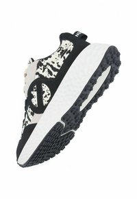 Basket de sport noir et blanc avec un motif tacheté, dessus en daim texturé et maille, semelle intermédiaire blanche épaisse et semelle extérieure noire en caoutchouc avec des crampons.}}